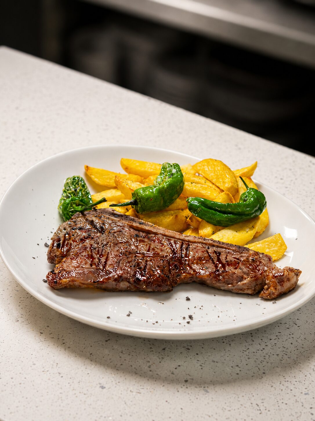 Chuleton con patatas y pimientos